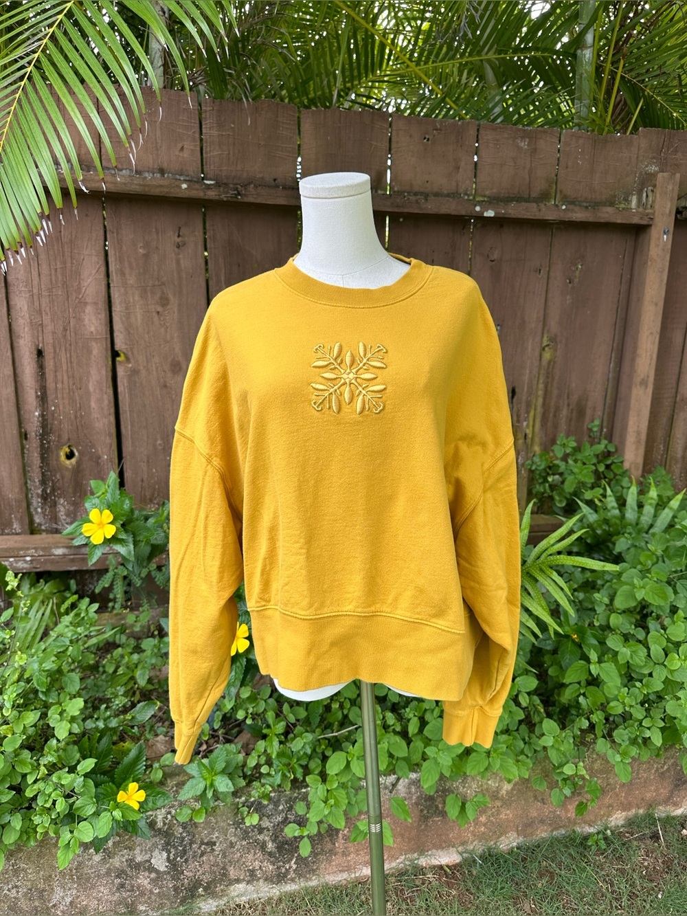 Laha’ole Hawaiian Quilt Embroidered Gold Crewneck Sweatshirt Size S/M